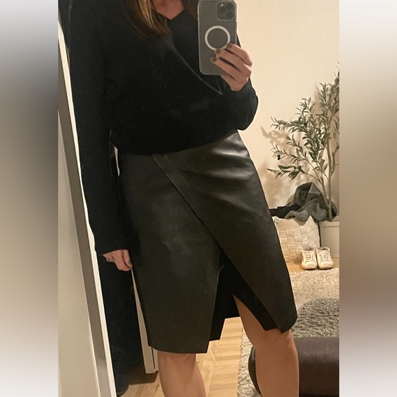 Theory beautiful 2 tone leather skirt - Picture 4 of 4